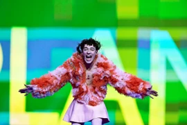 Ca sĩ người Thụy Sĩ Nemo giành chiến thắng trong Cuộc thi Eurovision 2024 với ca khúc “The Code” tại Malmo, Thụy Điển ngày 12/5/2024. (Ảnh: AFP/TTXVN)