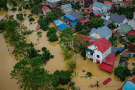 Rất nhiều hộ dân chìm trong biển nước do ảnh hưởng của bão Yagi. (Ảnh: Phạm Tuấn Anh/TTXVN) 