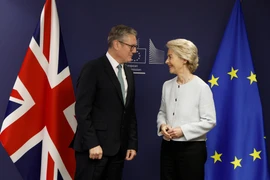 Chủ tịch Ủy ban châu Âu (EC) Ursula von der Leyen và Thủ tướng Anh Keir Starmer. (Nguồn: Reuters)