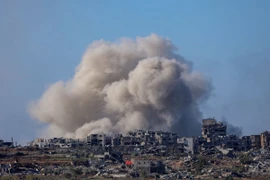 Khói bốc lên sau cuộc không kích của Israel xuống Dải Gaza. (Ảnh: AFP/TTXVN)