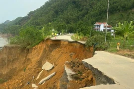 Đoạn sạt lở đã khiến 1 đoạn đường đê sông Lô trôi tụt xuống lòng sông. (Ảnh: Báo Pháp Luật)