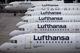 Máy bay của Hãng hàng không Lufthansa tại sân bay Frankfurt ở Frankfurt am Main, Đức. (Ảnh: AFP/TTXVN)