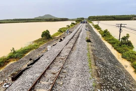 Đoạn đường sắt qua khu gian Sa Lung-Tiên An bị nước lũ gây hư hỏng nặng với tổng chiều dài hơn 1,3km đã được khắc phục, thông tuyến chiều 29/10. (Ảnh: Nguyên Linh/TTXVN)