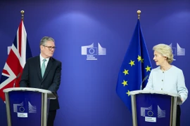 Chủ tịch Ủy ban châu Âu (EC) Ursula von der Leyen (phải) và Thủ tướng Anh Keir Starmer (trái). (Ảnh: AA/TTXVN) 