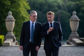 Thủ tướng Anh Keir Starmer (trái) và Tổng thống Pháp Emmanuel Macron tại cuộc gặp ở Oxford, Anh, ngày 18/7/2024. (Ảnh: Getty Images/ TTXVN)