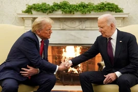 Tổng thống Mỹ Joe Biden (phải) trong cuộc gặp Tổng thống đắc cử Donald Trump tại Nhà Trắng ở Washington DC., ngày 13/11/2024. (Ảnh: REUTERS/TTXVN)