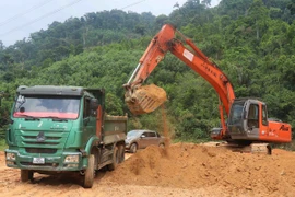 Trong năm 2024, huyện Nam Trà My đã triển khai đồng thời các khu tái định cư tập trung và tái định cư xen ghép tại chỗ cho 250 hộ đồng bào ở các xã Trà Tập, Trà Cang, Trà Linh và Trà Vân. (Ảnh: Đoàn Hữu Trung/TTXVN) 