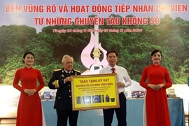 Anh hùng Lực lượng vũ trang Nhân dân Hồ Đắc Thạnh, nguyên Thuyền trưởng tàu 41, trao tặng hiện vật về Tàu Không số cho Bảo tàng tỉnh Phú Yên. (Ảnh: Xuân Triệu/TTXVN) 