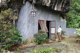 Phòng nghỉ trong hang, thực chất là một hõm núi được xây quây kín lại. (Ảnh: Đức PhươngTTXVN)