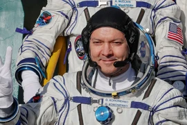 Nhà du hành người Nga Oleg Kononenko, thành viên của Chuyến Thám hiểm 5859 của Trạm Vũ trụ Quốc tế (ISS), ra hiệu khi lên tàu vũ trụ Soyuz MS-11. (Nguồn: Getty Images/Interesting Engineering)