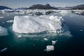 Băng tan từ dải băng Greenland, ngày 15/8/2023. (Ảnh: AFP/TTXVN)