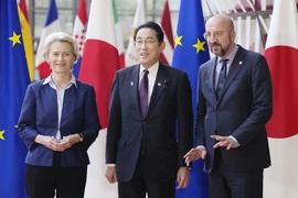 Chủ tịch EC Ursula von der Leyen (trái), Thủ tướng Nhật Bản Fumio Kishida (giữa) và Chủ tịch Hội đồng châu Âu Charles Michel tại Hội nghị Thượng đỉnh EU-Nhật Bản ở Brussels ngày 13/7/2023. (Ảnh: Kyodo/TTXVN)