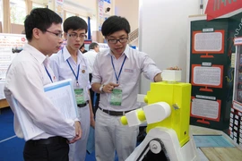 Robot do học sinh trung học phổ thông thành phố Hồ Chí Minh chế tạo tham dự một hội thi khoa học công nghệ toàn thành phố. (Ảnh: Phương Vy/TTXVN)