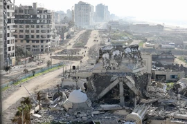 Những tòa nhà bị phá hủy sau cuộc không kích của Israel xuống Dải Gaza ngày 20/2/2024. (Ảnh: THX/TTXVN)