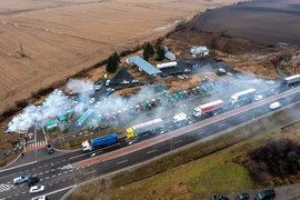 Nông dân Ba Lan phong tỏa tuyến đường gần biên giới Ba Lan-Ukraine, tại Medyka, ngày 9/2/2024. (Ảnh: PAP/TTXVN)