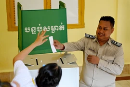 Cử tri bỏ phiếu tại điểm bầu cử ở Phnom Penh (Campuchia) ngày 25/2/2024. (Ảnh: AFP/TTXVN)