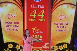 Tác giả trẻ Nguyễn Phương Trâm lần đầu tiên đứng trên sâu khấu đêm thơ Nguyên tiêu thể hiện bài thơ "Thương." (Ảnh: Tường Quân/TTXVN)