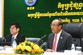 Ông Prach Chan, Chủ tịch NEC trả lời câu hỏi của báo giới tại cuộc họp báo về hoạt động bầu cử Thượng viện Campuchia khóa V, ngày 25/2/2024. (Ảnh: Hoàng Minh/TTXVN)