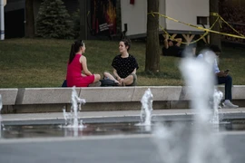 Người dân bên đài phun nước tại Montreal, Quebec (Canada). (Ảnh: AFP/TTXVN)