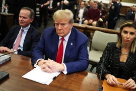 Cựu Tổng thống Mỹ Donald Trump (giữa) tại phiên xét xử của tòa tối cao New York ngày 11/1/2024. (Ảnh: AFP/TTXVN)