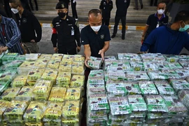 Cảnh sát trưng bày số ma túy thu giữ tại Bangkok (Thái Lan) hồi đầu năm ngoái. (Ảnh: AFP/TTXVN)