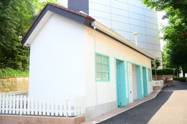 "Nhà vệ sinh công cộng Jingumae" được thiết kế trông giống như một ngôi nhà cổ ở khu vực Harajuku, quận Shibuya (Tokyo). (Nguồn: The Mainichi)