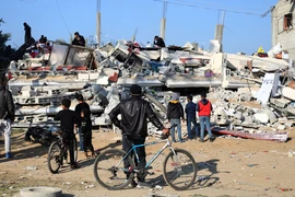 Một tòa nhà bị phá hủy sau cuộc không kích của Israel tại Rafah, Dải Gaza, ngày 26/2/2024. (Ảnh: THX/TTXVN)