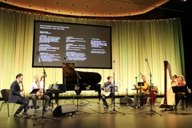 “Tổ khúc Kiều” của Giáo sư Đặng Ngọc Long (thứ ba, phải) được trình diễn với guitar, sáo, clarinet, violin và piano tại Nhà Văn hóa Thế giới ở Berlin. (Ảnh: Phương Hoa/TTXVN)