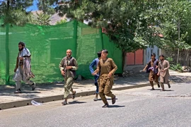 Người dân chạy khỏi hiện trường vụ đánh bom tại tỉnh Badakhshan, miền Bắc Afghanistan hồi năm ngoái. (Ảnh: AFP/TTXVN)