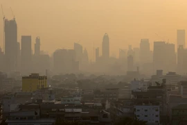 Tình trạng ô nhiễm không khí nghiêm trọng tại Thủ đô Bangkok (Thái Lan) hồi đầu năm ngoái. (Ảnh: AFP/TTXVN)