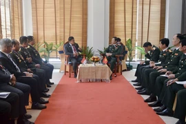 Thượng tướng Nguyễn Tân Cương gặp song phương Ngài Muhammad Herindra, Thứ trưởng Quốc phòng Indonesia. (Ảnh: TTXVN phát)