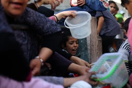 Người dân chen lấn tại một điểm phát thực phẩm cứu trợ ở thành phố Rafah, Dải Gaza, ngày 14/3/2024. (Ảnh: THX/TTXVN)