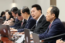 Tổng thống Hàn Quốc Yoon Suk Yeol (thứ hai, phải) phát biểu tại cuộc họp nội các ở Seoul ngày 13/6/2023. (Ảnh: Yonhap/TTXVN)