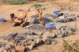 Hiện trường hoạt động khai thác đá trái phép diễn ra tại khu vực suối Ia Dom thuộc thôn Mook Trêl, xã Ia Dom, huyện Đức Cơ (tỉnh Gia Lai). (Ảnh: Hoài Nam/TTXVN)