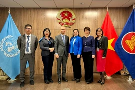 Đoàn Công tác chụp ảnh lưu niệm cùng Phái đoàn Đại diện Việt Nam tại Liên hợp quốc. (Ảnh: TTXVN phát)