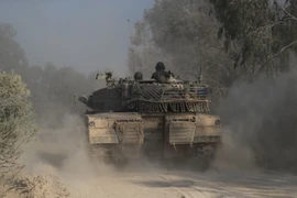 Xe tăng quân sự Israel được triển khai gần biên giới với Dải Gaza, miền Nam Israel, ngày 7/4/2024. (Ảnh: THX/TTXVN)