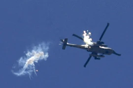 Máy bay Israel oanh tạc thị trấn Rafah ở Dải Gaza. (Ảnh: AFP/TTXVN)