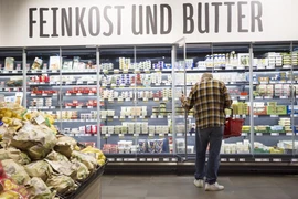 Người tiêu dùng mua sắm tại siêu thị ở Berlin (Đức). (Ảnh: THX/TTXVN)