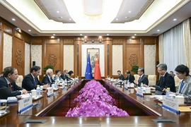 Bộ trưởng Ngoại giao Trung Quốc Vương Nghị (thứ ba, phải) và Cao ủy Liên minh châu Âu phụ trách chính sách an ninh-đối ngoại Josep Borrell tại Đối thoại Chiến lược Cấp cao hai bên, tại Bắc Kinh. (Ảnh: THX/TTXVN)