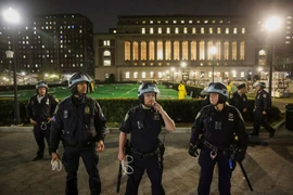 Cảnh sát Mỹ gác trong khuôn viên Đại học Columbia. (Nguồn: Reuters/CNN)