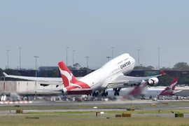 Máy bay của hãng hàng không Qantas Airways cất cánh từ sân bay Sydney (Australia). (Ảnh: AFP/TTXVN)