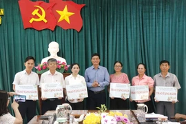 Trao tặng sách cho các trường học trên địa bàn huyện đảo Phú Quý (Bình Thuận). (Ảnh: Nguyễn Thanh/TTXVN)