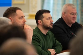 Tổng thống Ukraine Volodymyr Zelensky (giữa) tại cuộc họp ở Kiev ngày 22/2/2024. (Ảnh: AFP/TTXVN)
