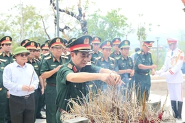 Đại tướng Phan Văn Giang dâng hương tại Đền thờ Liệt sỹ Chiến trường Điện Biên Phủ. (Ảnh: Xuân Tư/TTXVN)