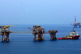 Các giàn khoan khai thác dầu khí của Liên doanh Vietsovpetro tại mỏ Bạch Hổ. (Ảnh: Huy Hùng/TTXVN)