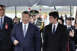 Thủ tướng Pháp Gabriel Attal (phải) đón Chủ tịch Trung Quốc Tập Cận Bình (trái, phía trước) tại sân bay Orly, Thủ đô Paris, ngày 5/5/2024. (Ảnh: AFP/TTXVN)