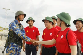 Lãnh đạo Tập đoàn Điện lực Việt Nam thăm hỏi, động viên các chiến sỹ đảo Song Tử Tây đang trực sẵn sàng chiến đấu. (Ảnh: Thanh Vũ/TTXVN)