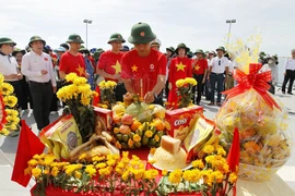 Các thành viên Đoàn công tác số 14 tổ chức lễ tưởng niệm các chiến sỹ Hải quân đã anh dũng hy sinh tại đảo Gạc Ma. (Ảnh: Thanh Vũ/TTXVN)