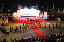 Festival múa sạp “Rực rỡ sắc màu Tây Bắc” năm 2024 có sự tham gia của hơn 3.000 diễn viên quần chúng ở thành phố Yên Bái. (Ảnh: TTXVN phát)