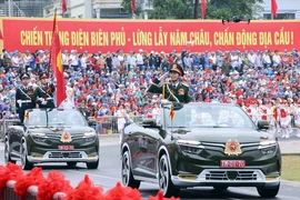 Trung tướng Nguyễn Trọng Bình, Phó Tổng Tham mưu trưởng Quân đội Nhân dân Việt Nam trên xe chỉ huy dẫn đầu đoàn diễu binh, diễu hành. (Ảnh: Lâm Khánh/TTXVN)